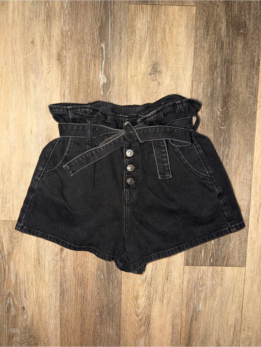 American Eagle Women’s High-Rise Black Denim Paper Bag Mom Shorts - Picture 2 of 6